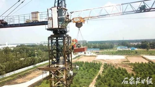 邢臺工人突發疾病被困30米塔吊 消防救援人員用吊籃解救