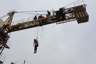 商丘男子昏迷被困50米塔吊 消防上演高空救援