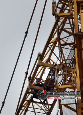 男子爬塔吊續(xù):地勢復(fù)雜消防沒法鋪設(shè)氣墊[圖]_新浪新聞