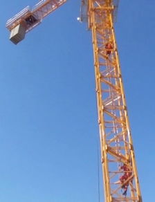 七旬老太昏倒30米塔吊，三名消防勇士成功營救