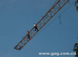 兩萬元工錢引糾紛，包工頭爬上30米塔吊討薪